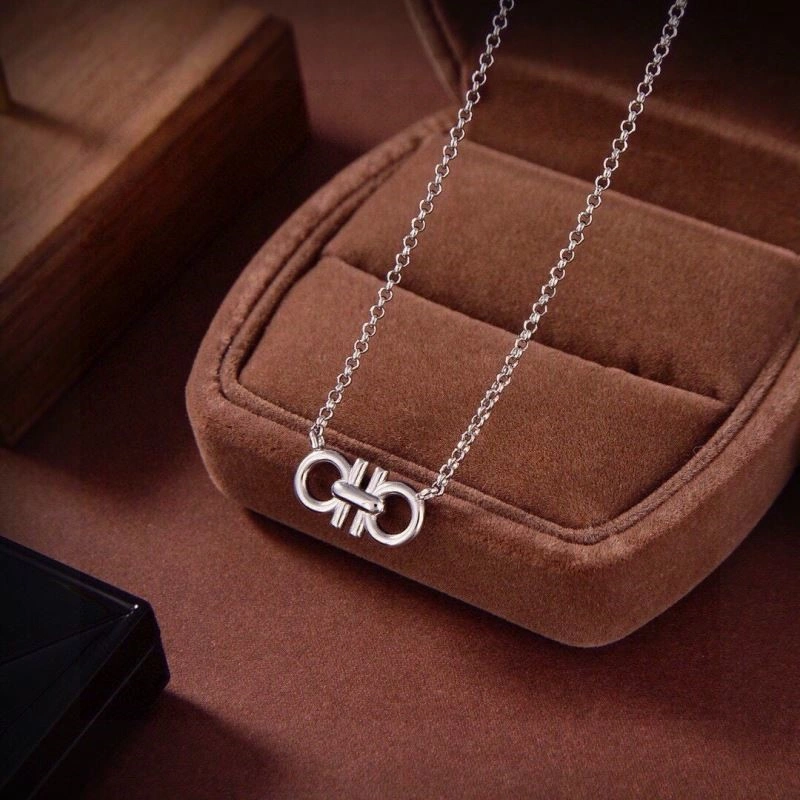 Sporty Ferragamo Necklaces 208751