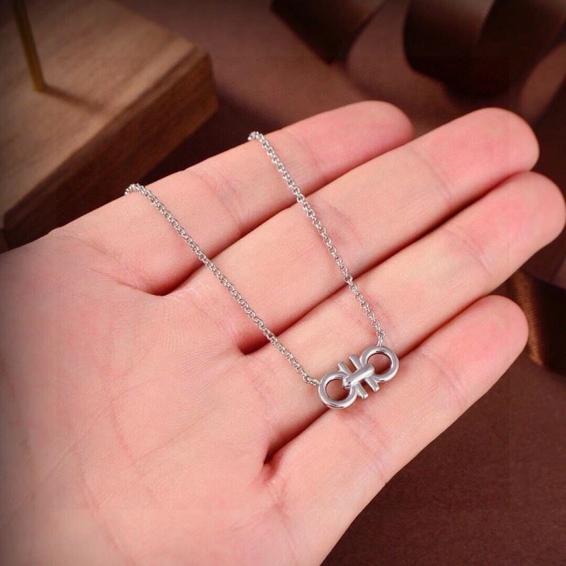 Sporty Ferragamo Necklaces 208751