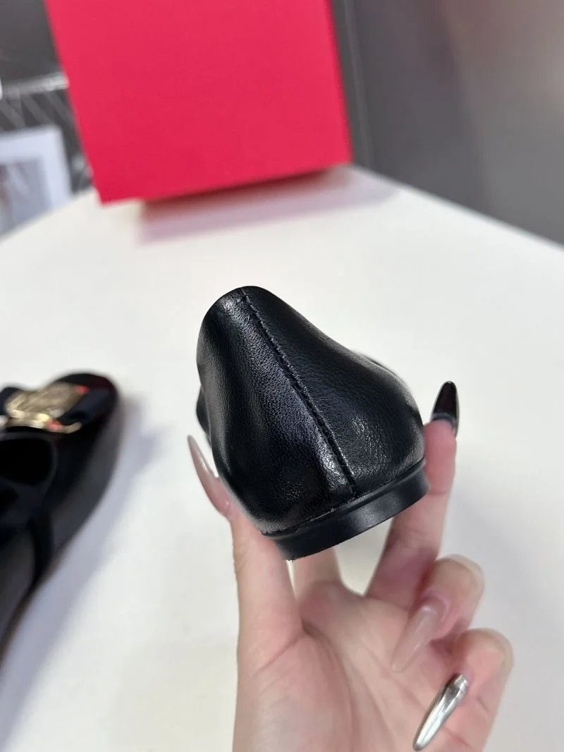 Refined Ferragamo Shoes 10111