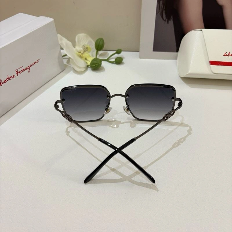 Casual Ferragamo Sunglasses 279328