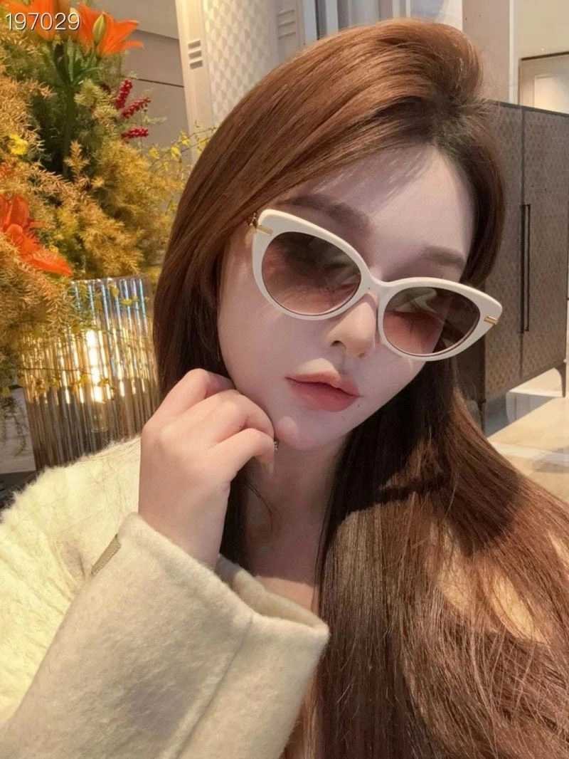 Stylish Ferragamo Sunglasses 279349
