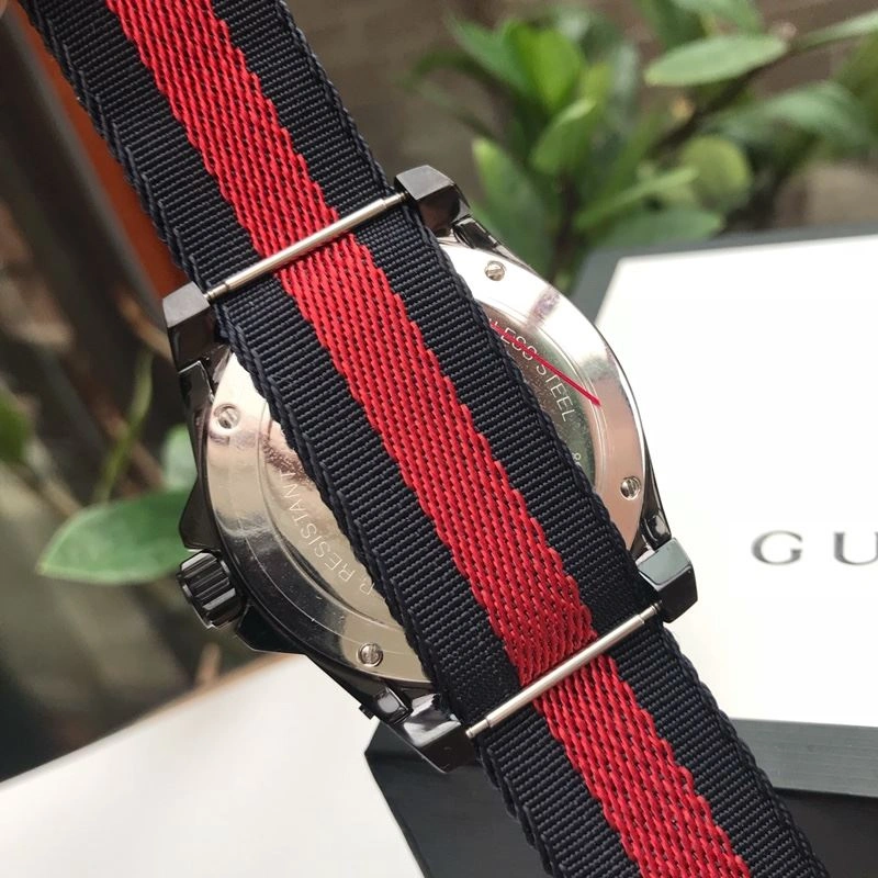 Snug GUCCI Watches 183300