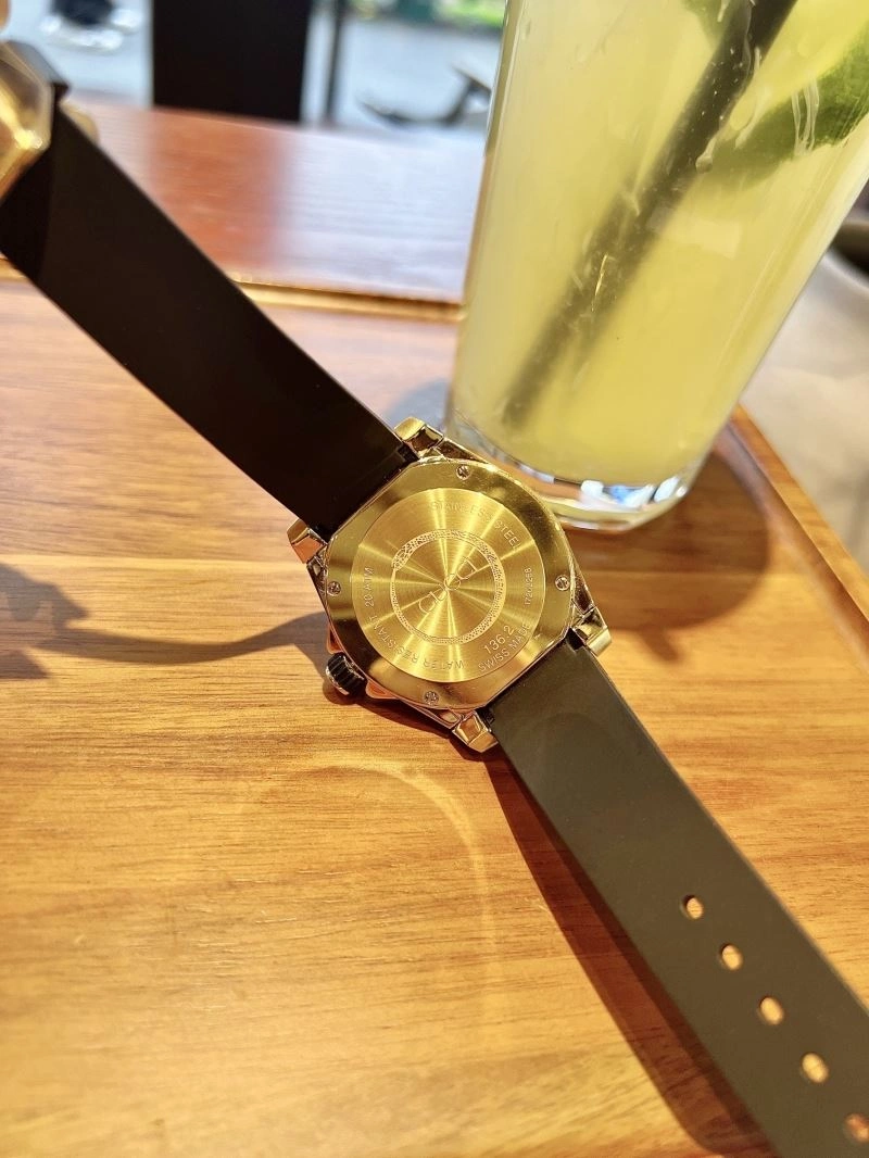 WellDesigned GUCCI Watches 182897