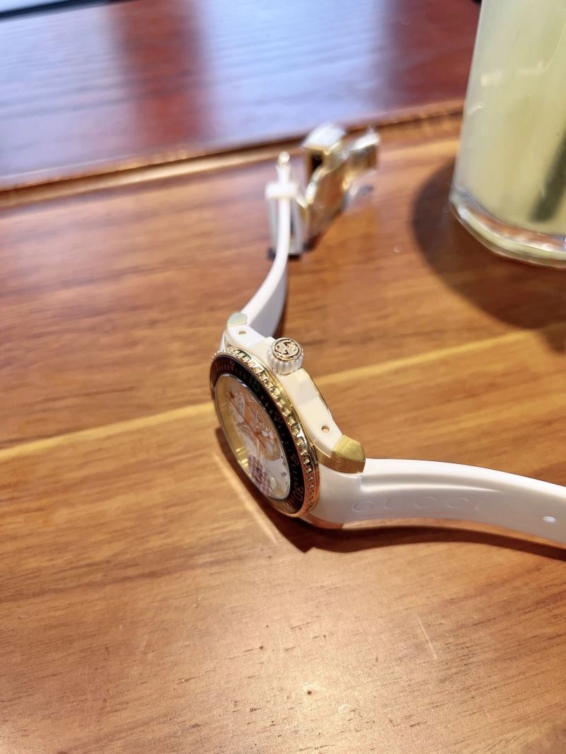 ZipUp GUCCI Watches 182882