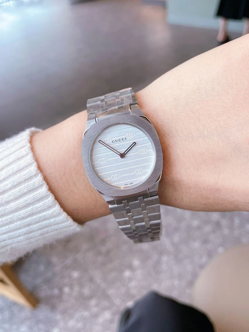 Bold GUCCI Watches 182711