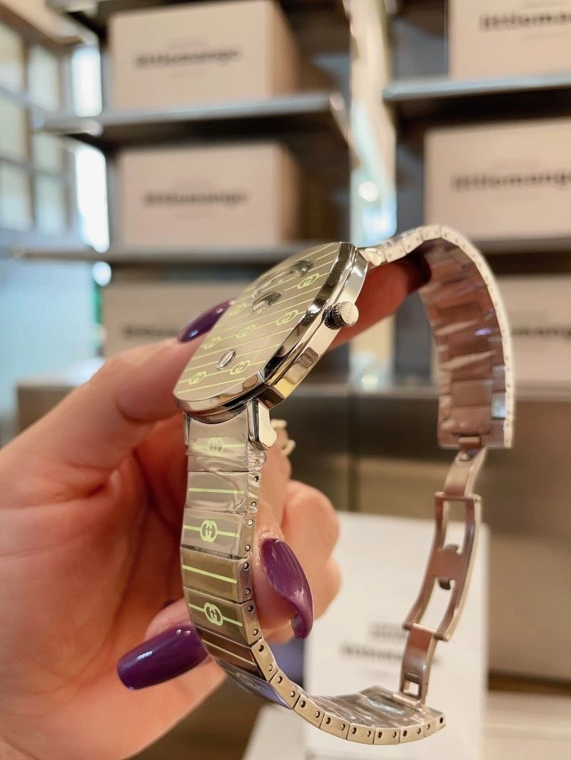 Compact GUCCI Watches 183031