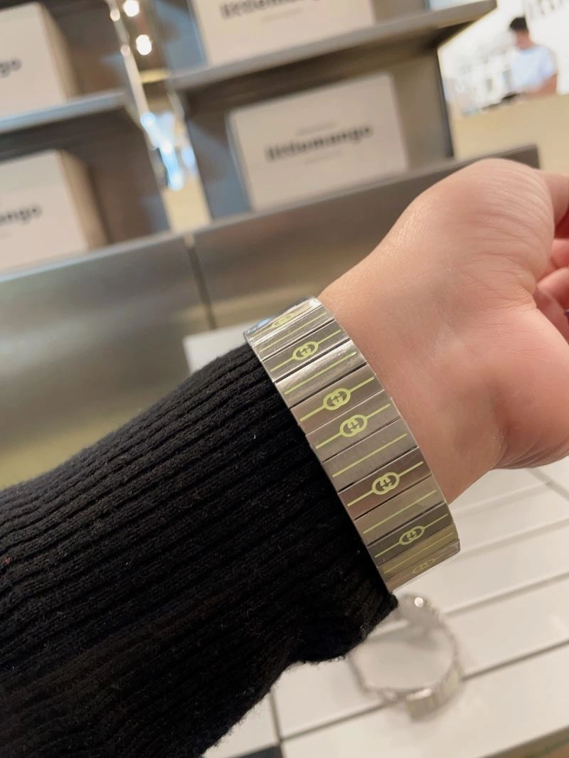 Compact GUCCI Watches 183031