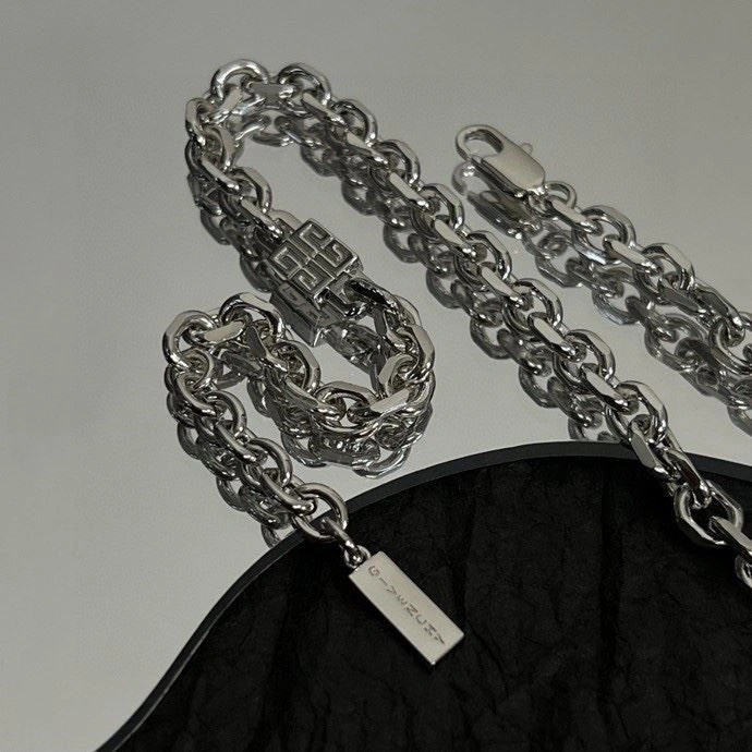 Effortless Givenchy Necklaces 209867