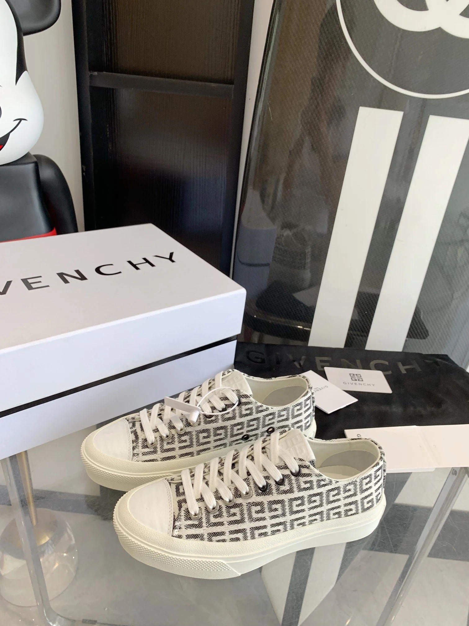 Vibrant Givenchy Shoes 8032