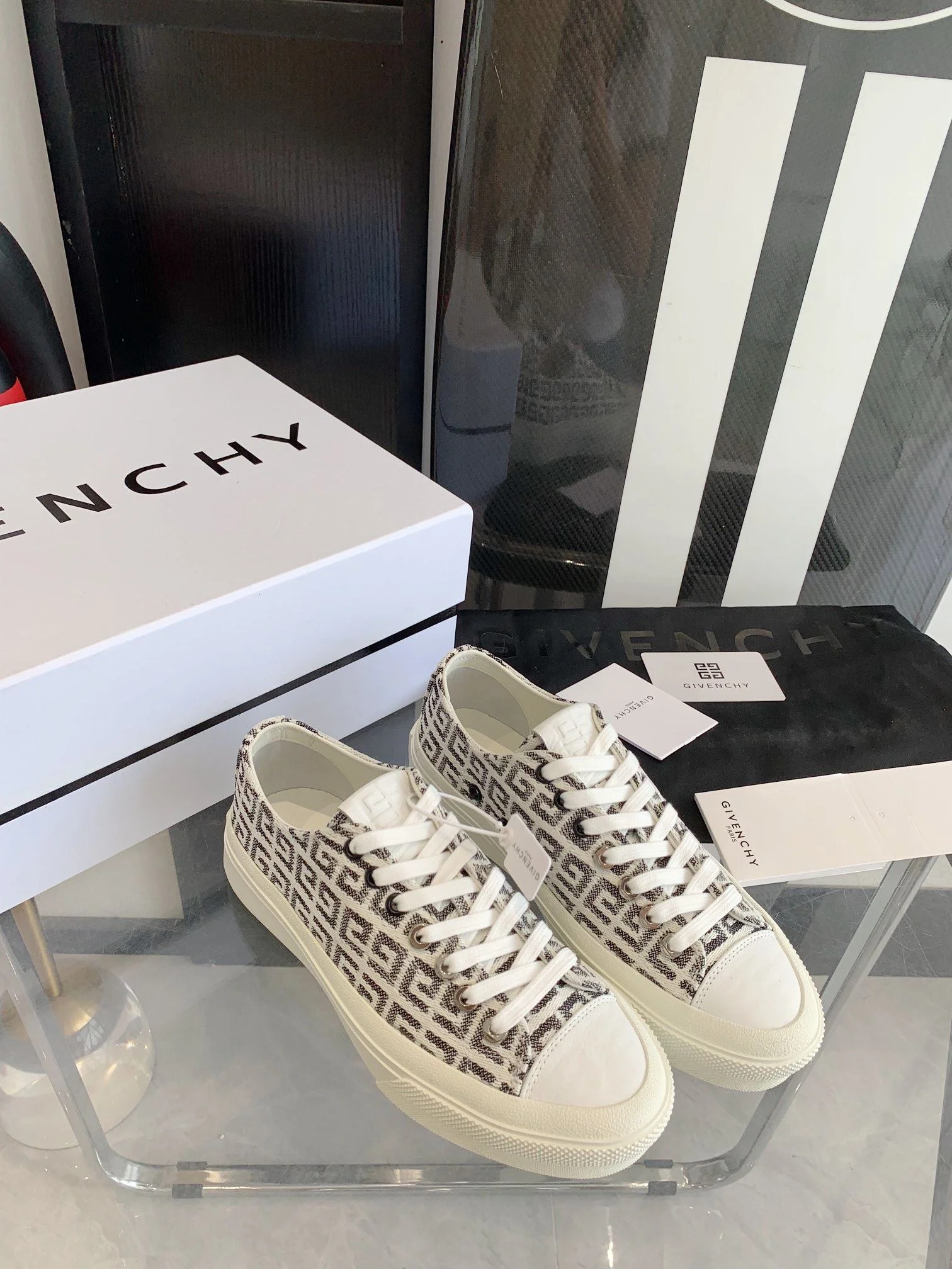 Vibrant Givenchy Shoes 8032