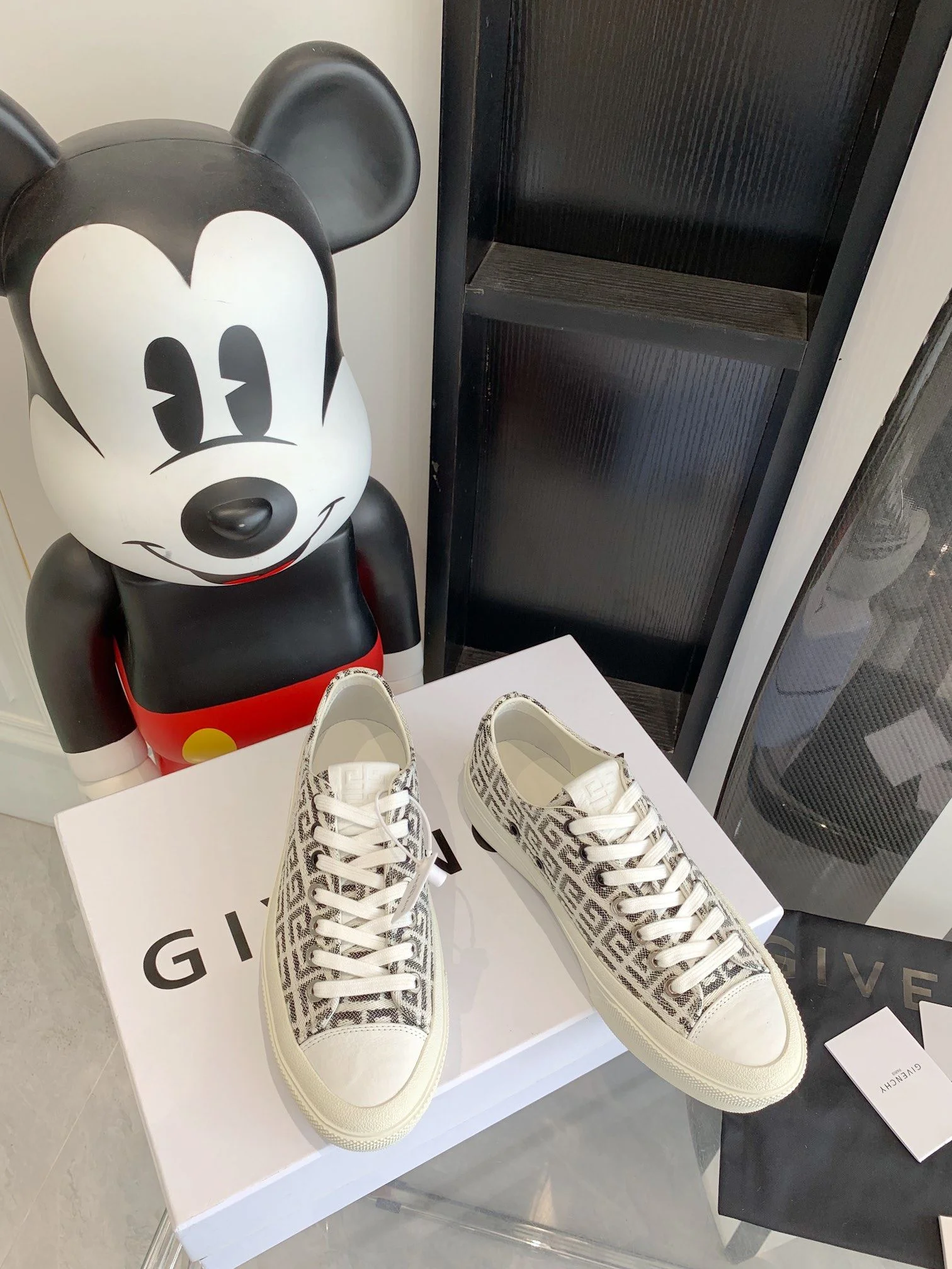 Vibrant Givenchy Shoes 8032