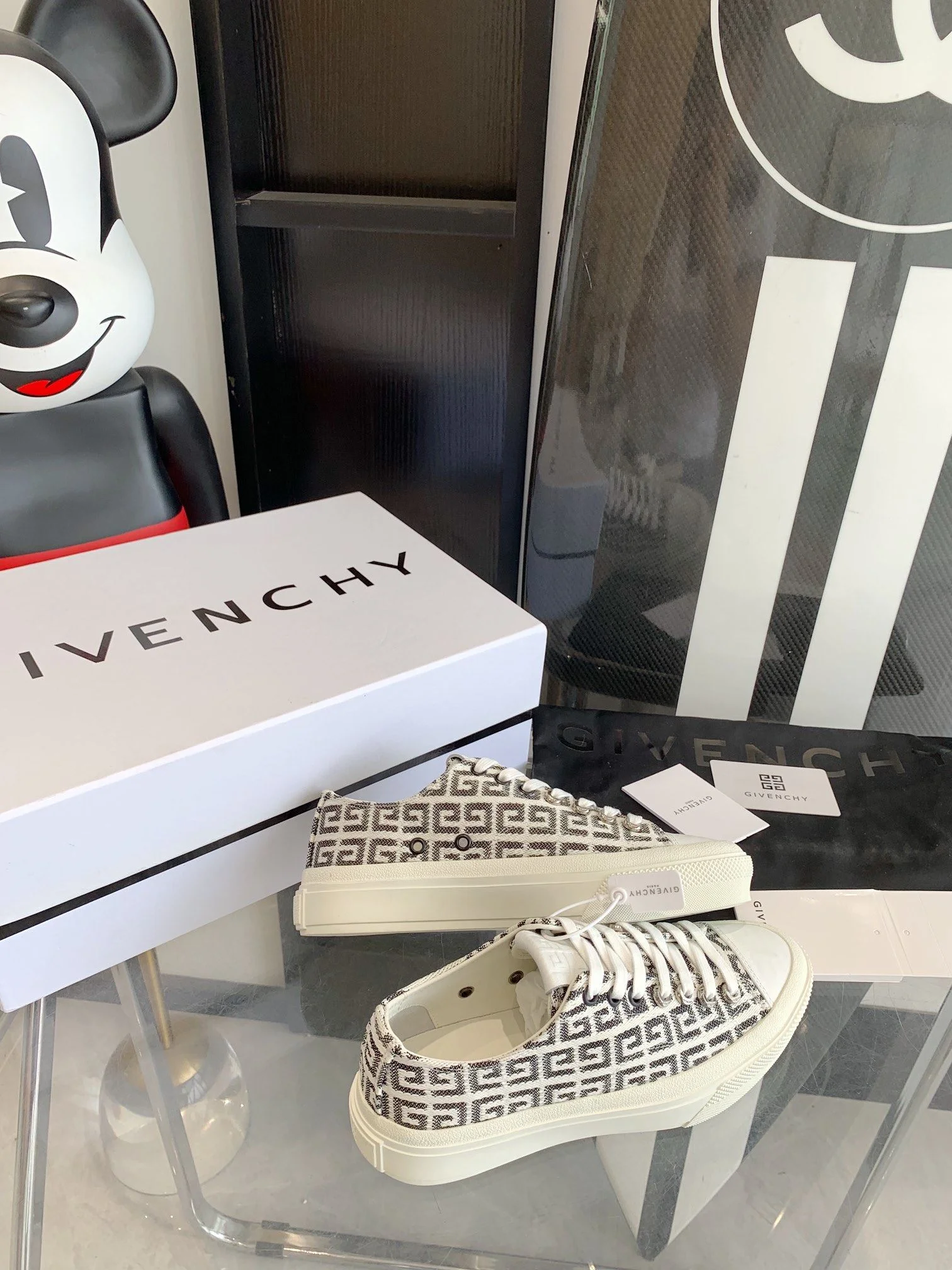 Vibrant Givenchy Shoes 8032