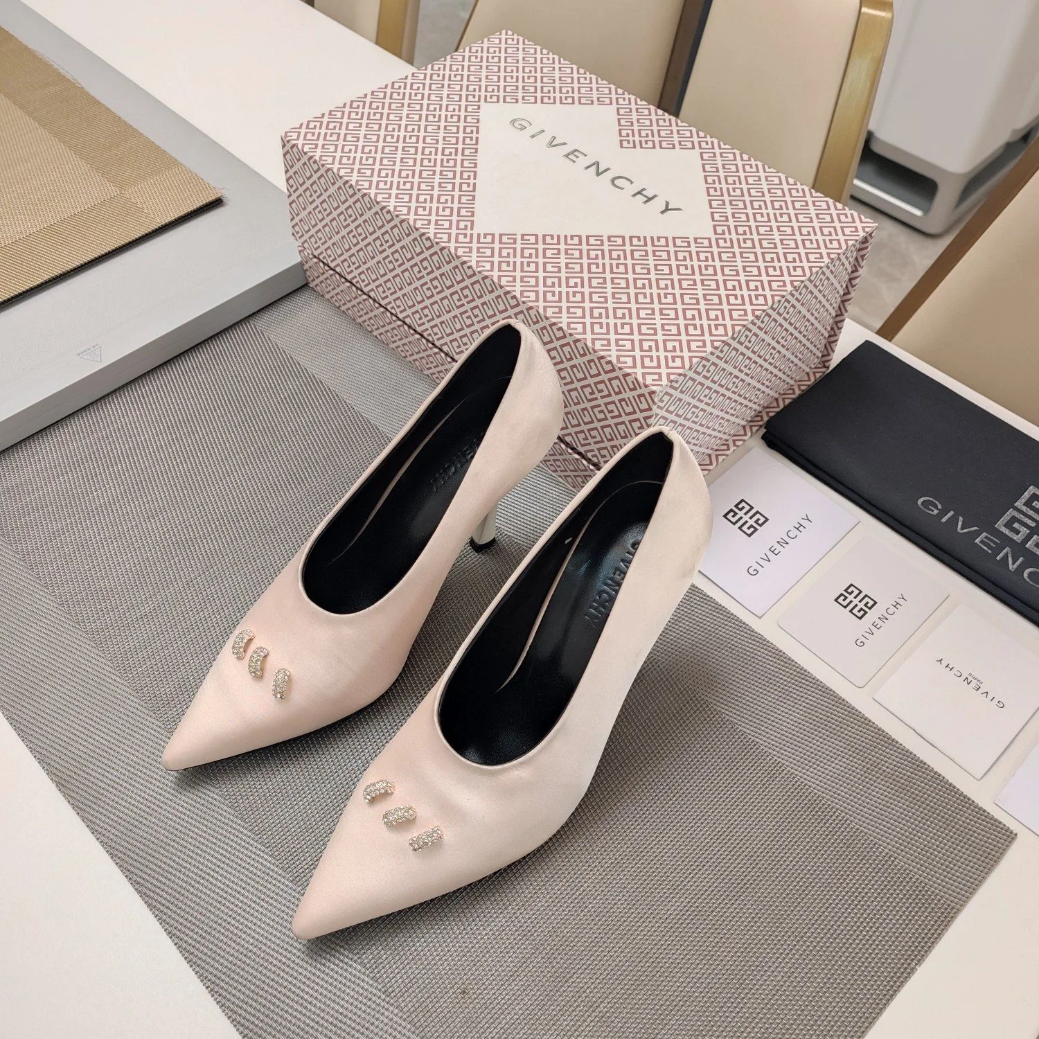 Givenchy Shoes Versatile 8034