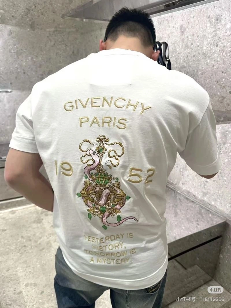 Elegant Givenchy T-Shirts 124139