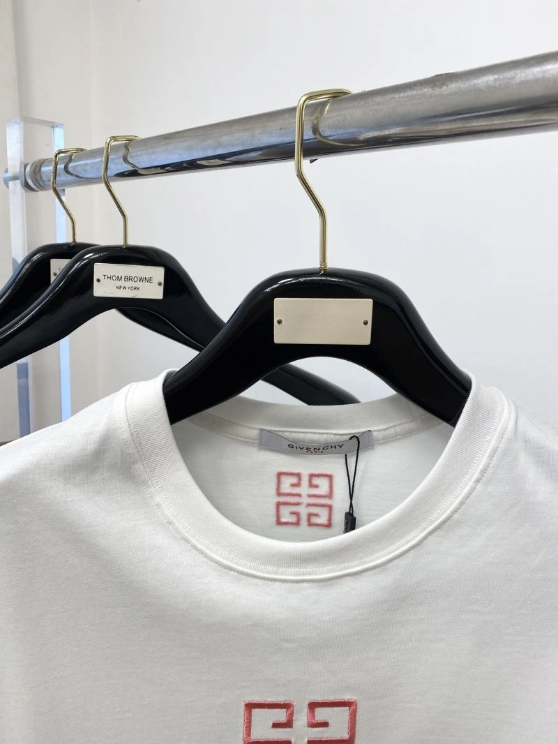 Lightweight Givenchy T-Shirts 123828