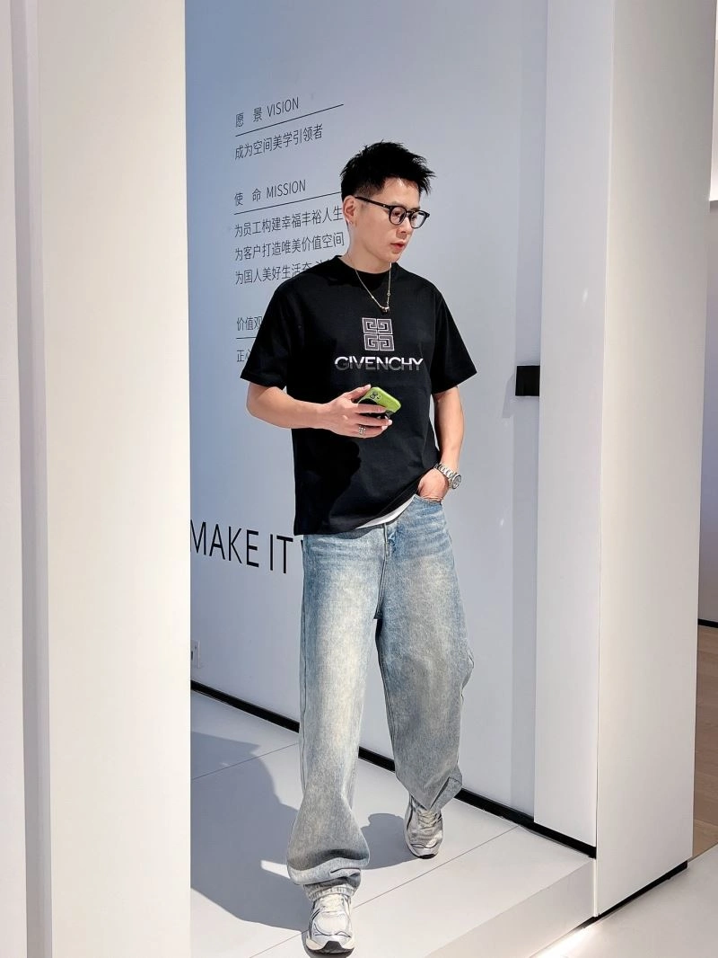 Resilient Givenchy T-Shirts 123714