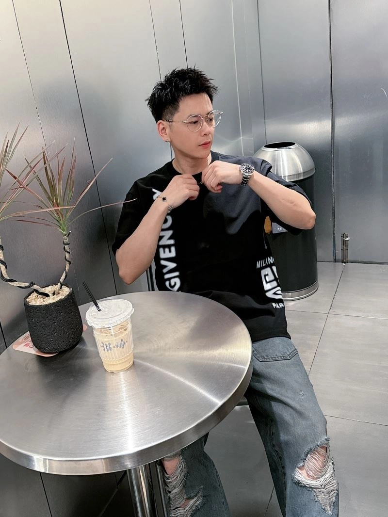 Givenchy T-Shirts Versatile 123705