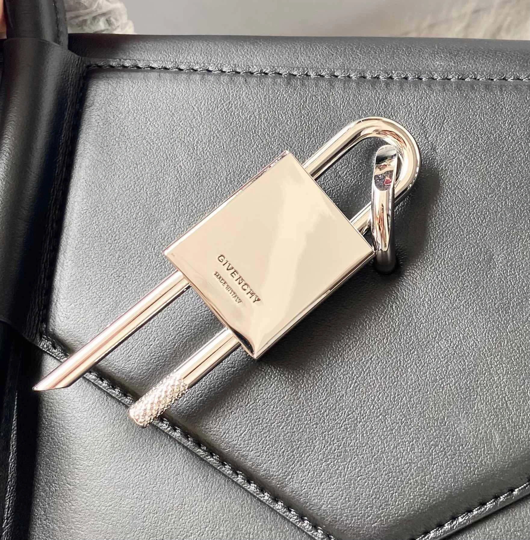 Reliable Givenchy Top Handle Bags 71704
