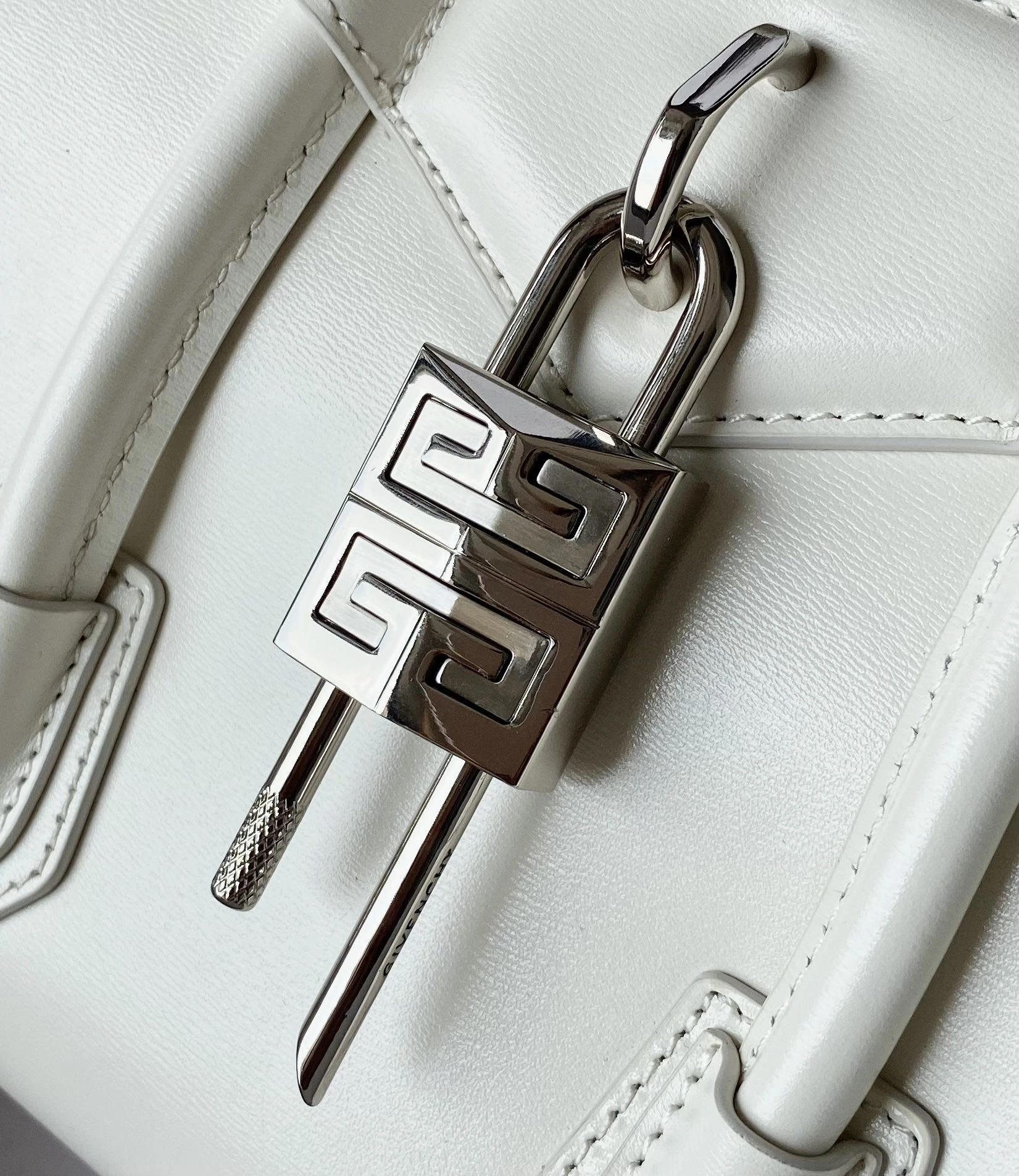 ZipUp Givenchy Top Handle Bags 71698