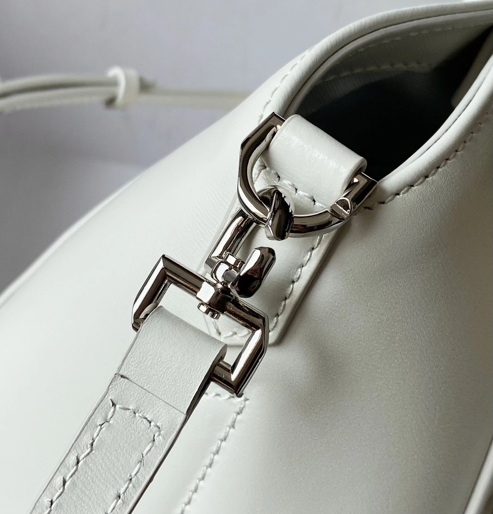 ZipUp Givenchy Top Handle Bags 71698
