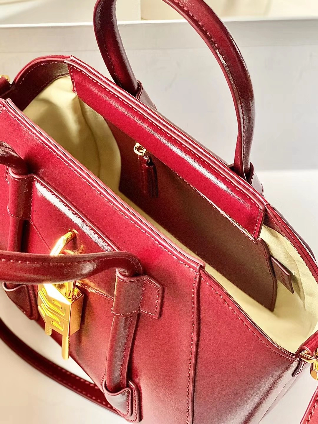Unisex Givenchy Top Handle Bags 71697