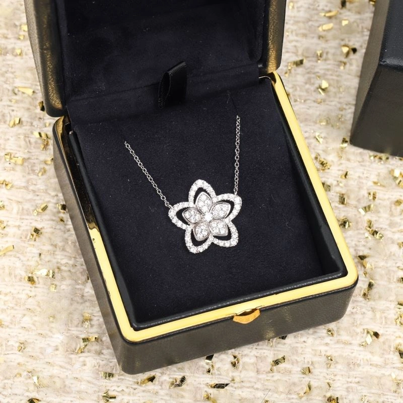 Trendsetting Graff Necklaces 211205
