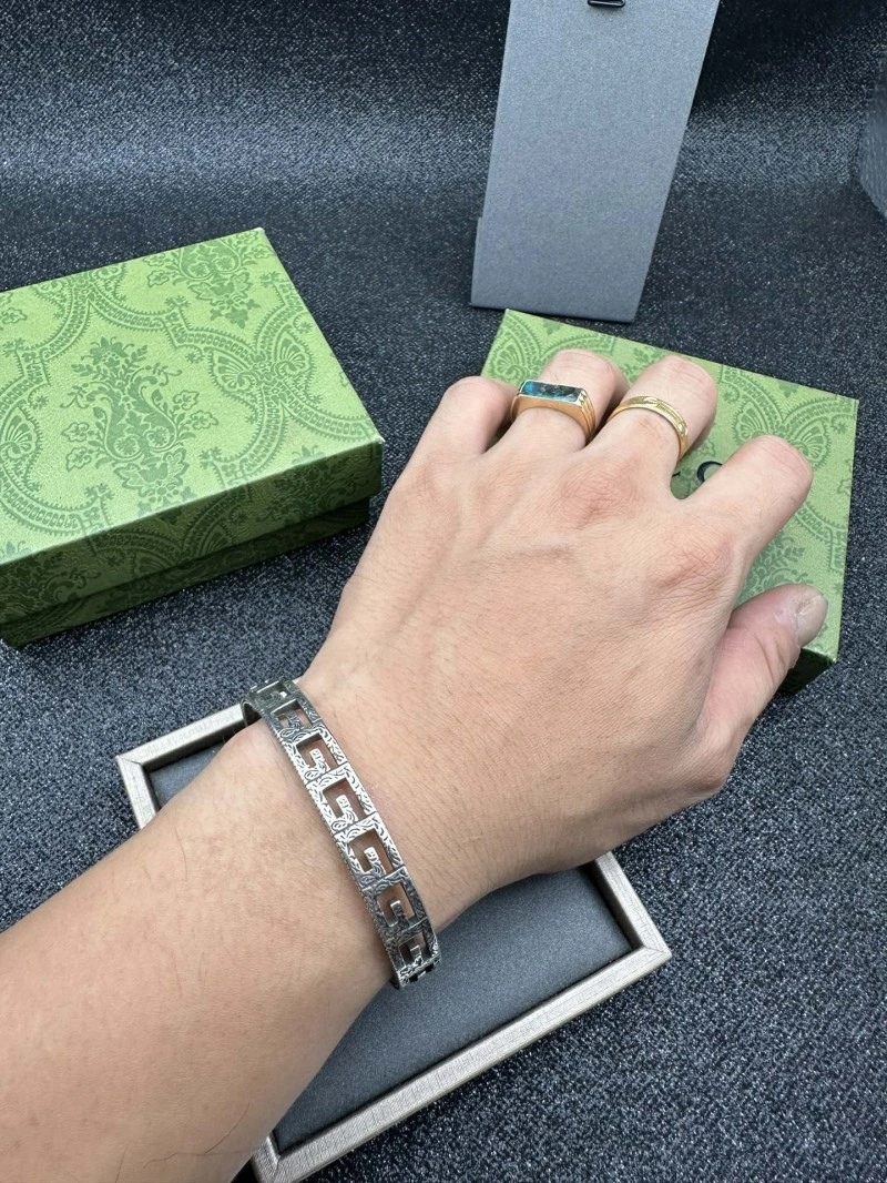 Vibrant Gucci Bracelets 243427