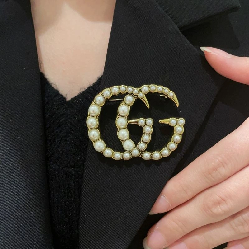 Trendsetting Gucci Brooches 244814