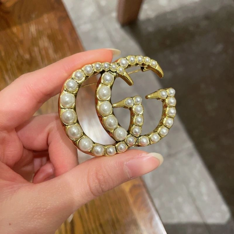 Trendsetting Gucci Brooches 244814