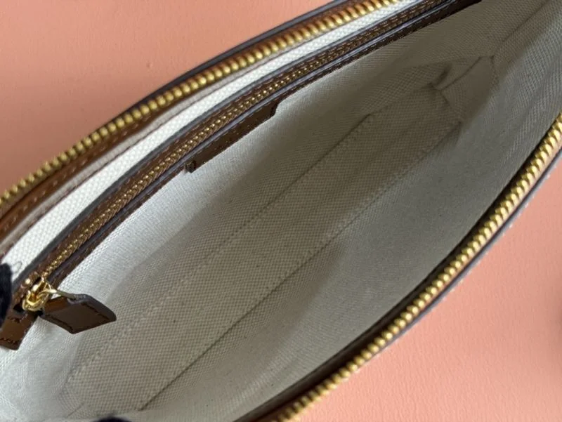 TechFriendly Gucci Clutch Bags 50062