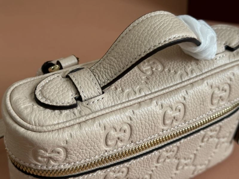 Sporty Gucci Cosmetic Bags 64861