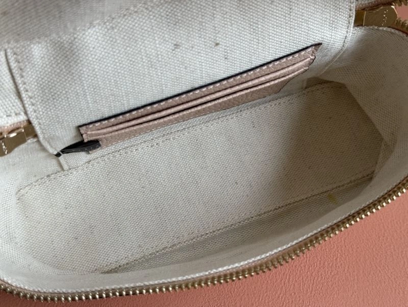Sporty Gucci Cosmetic Bags 64861