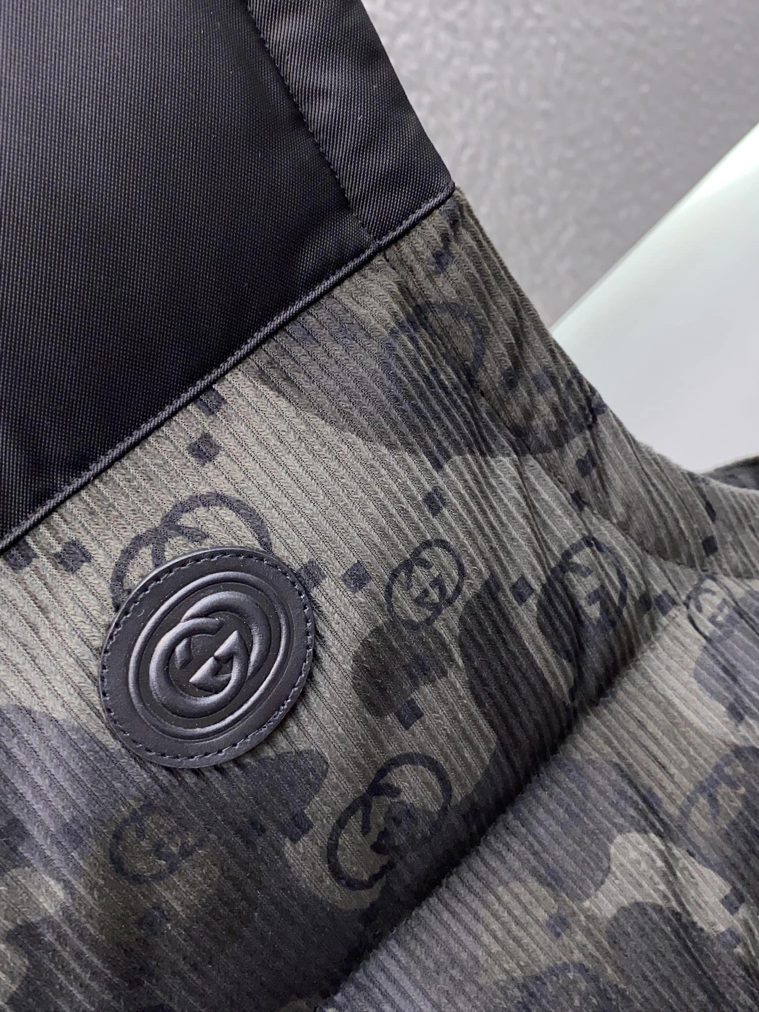 Gucci Down Jackets UrbanChic 129149