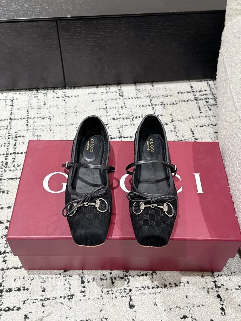 Minimalist Gucci Flat Shoes 25111