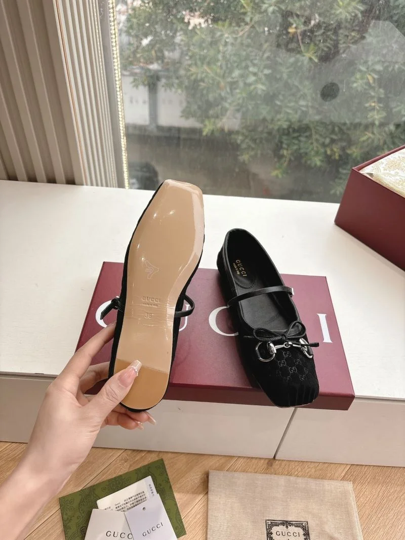 Resilient Gucci Flat Shoes 24852