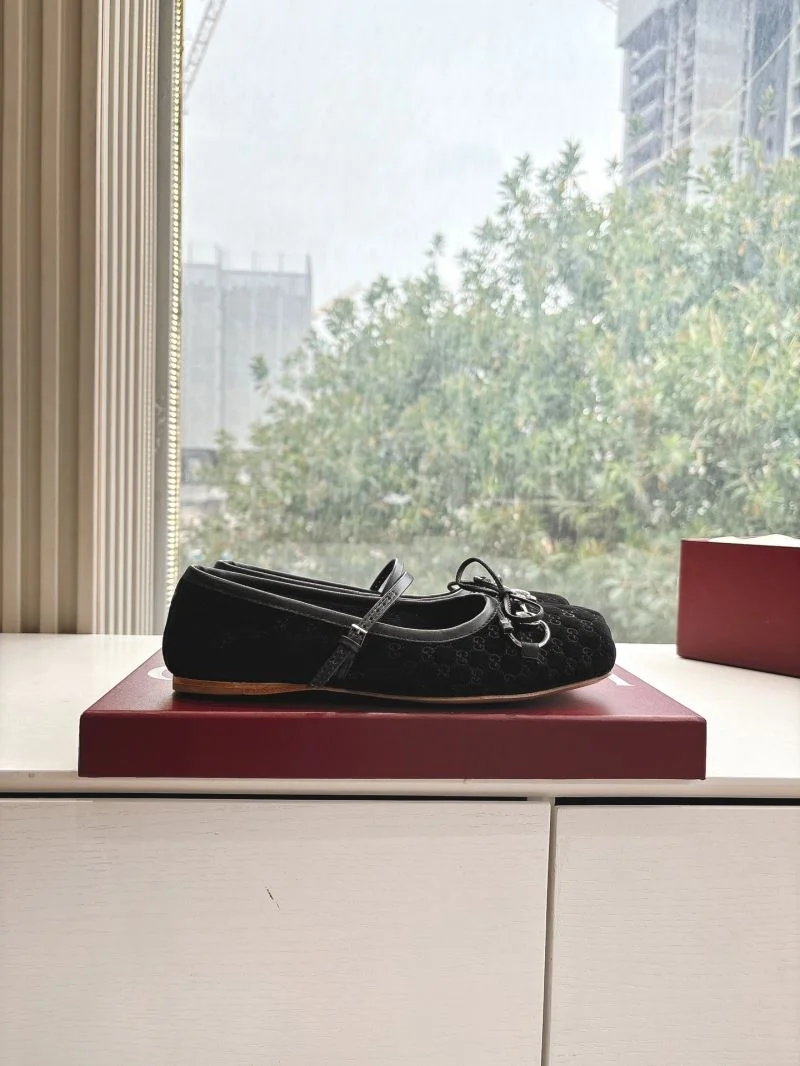 Resilient Gucci Flat Shoes 24852