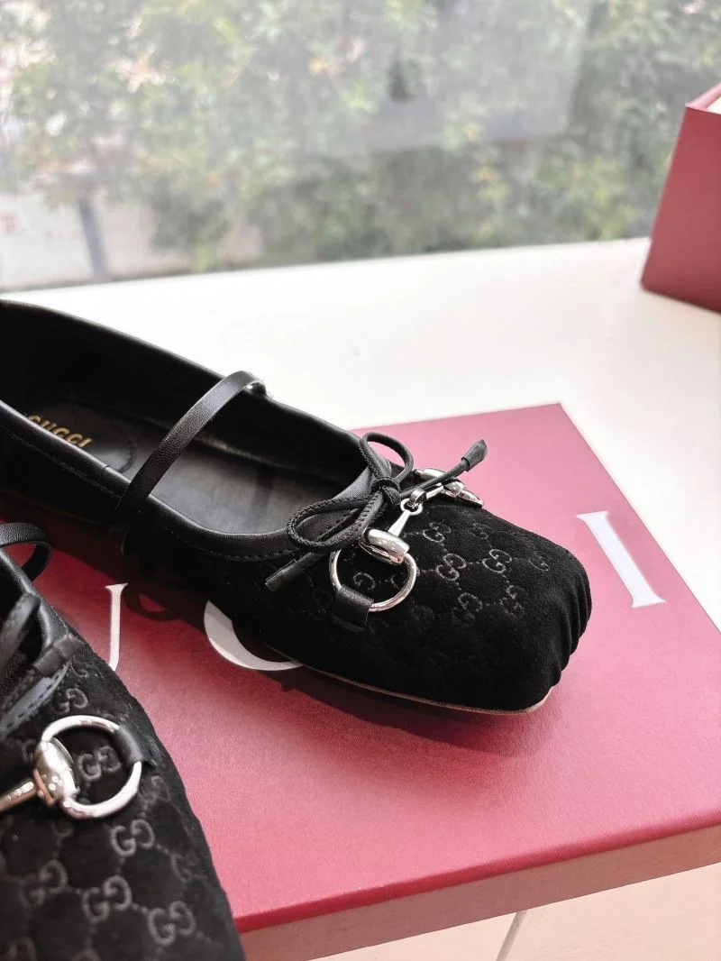 Resilient Gucci Flat Shoes 24852