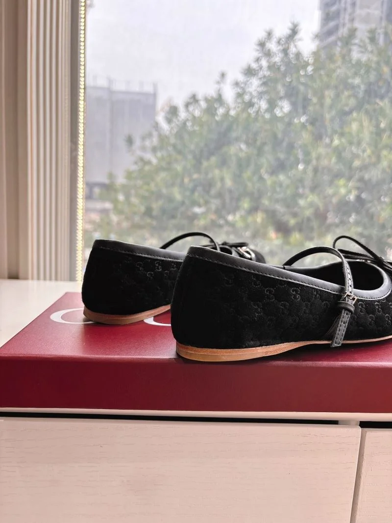 Resilient Gucci Flat Shoes 24852