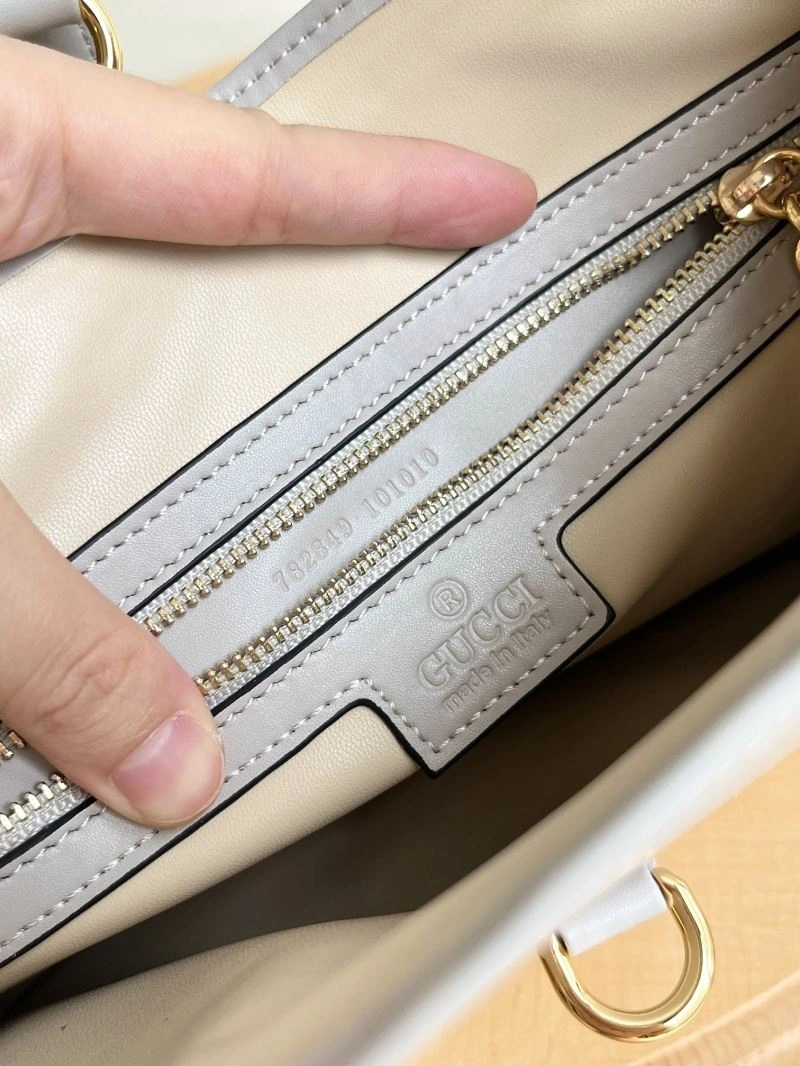 Gucci Hobo Bags Functional 81384
