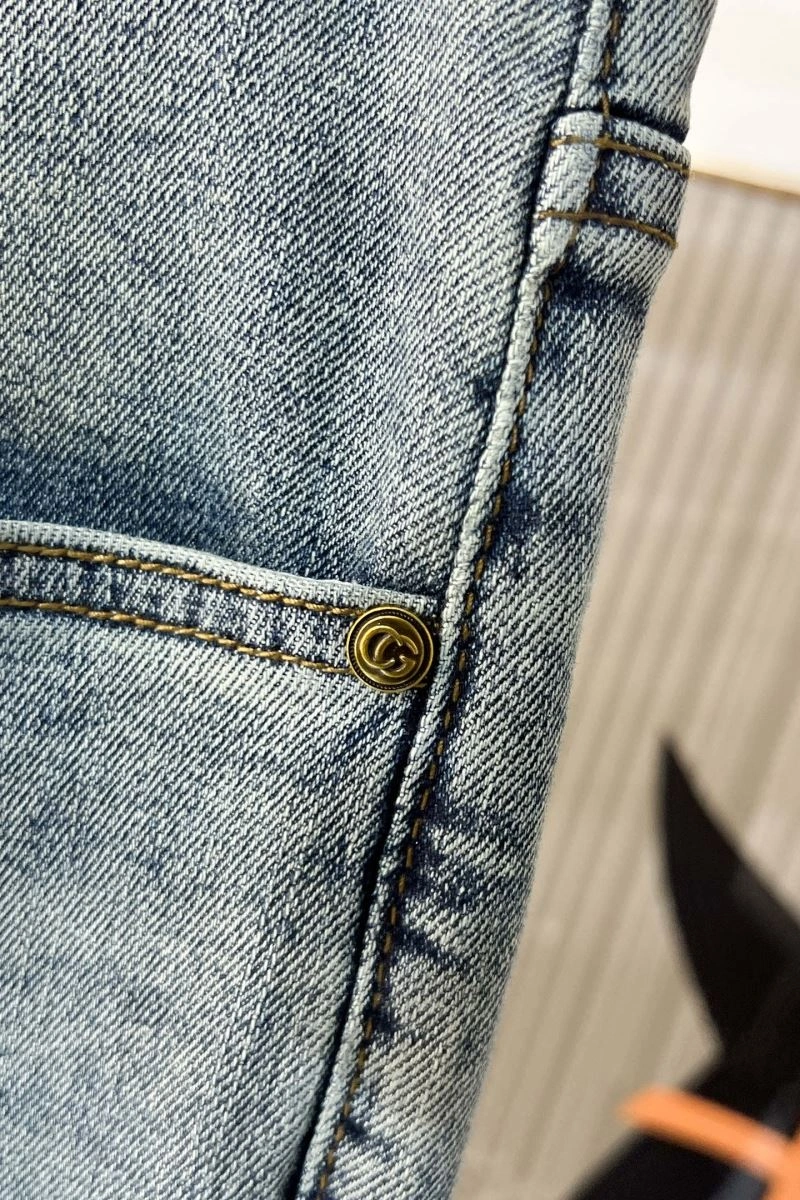 Breathable Gucci Jeans 126406
