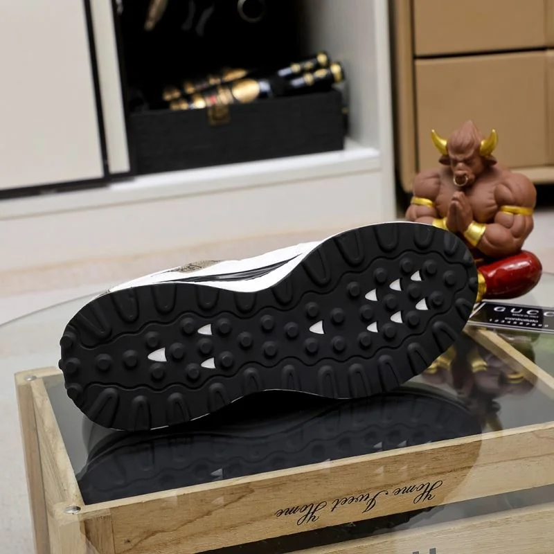 Gucci Low Shoes Sleek 24064