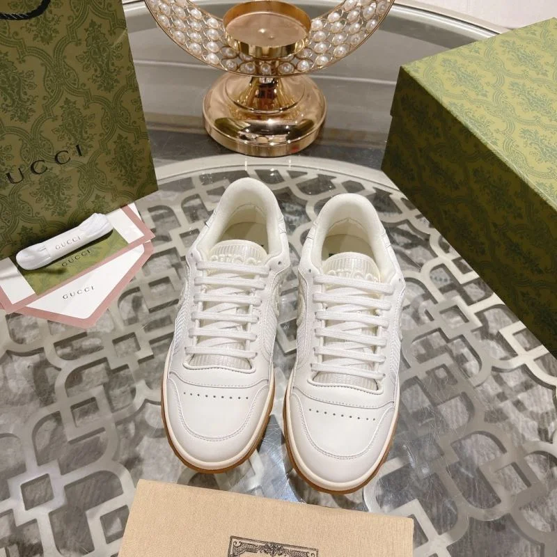 Trendsetting Gucci Low Shoes 24621