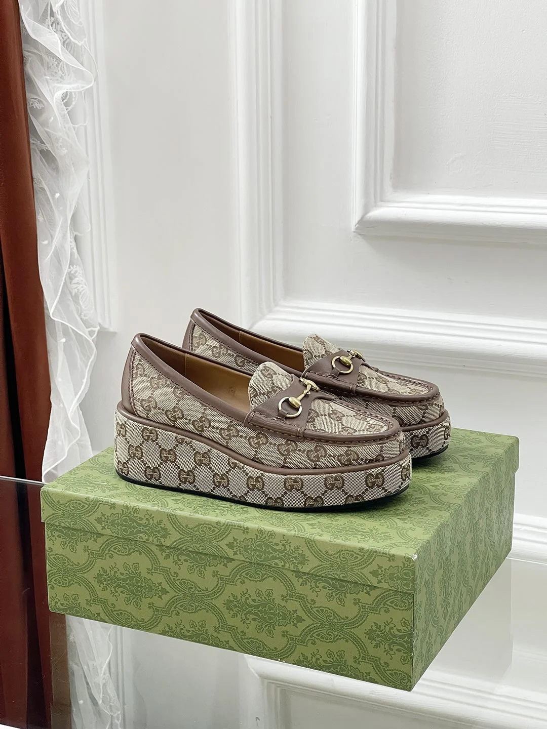 Stretchable Gucci Low Shoes 24606