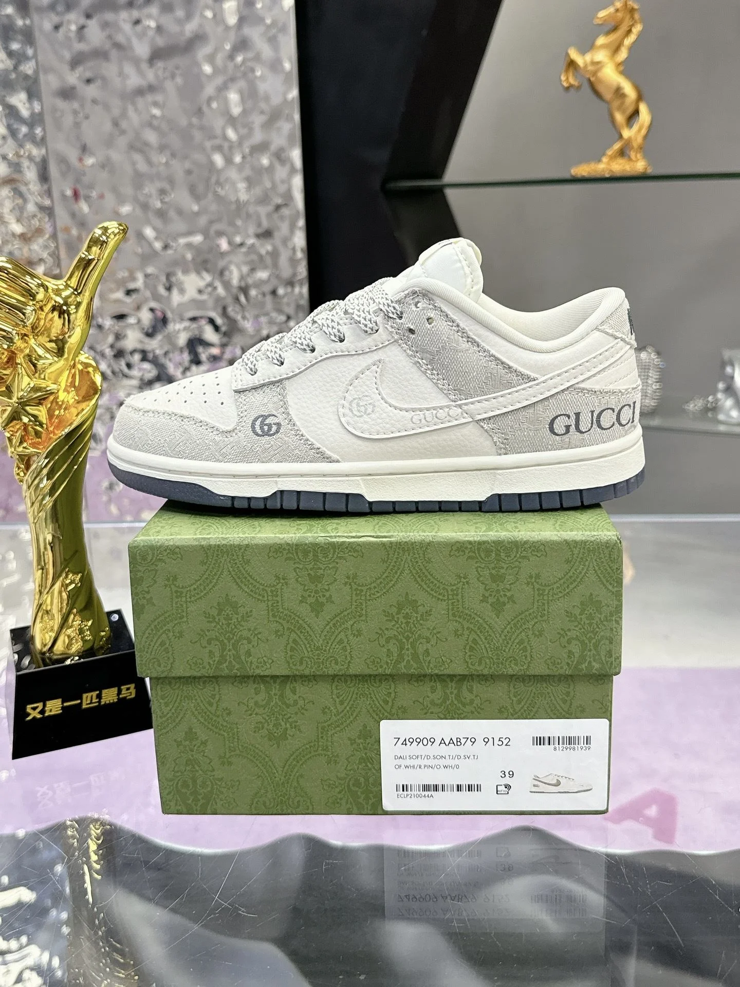 Gucci Low Shoes Bright 24604