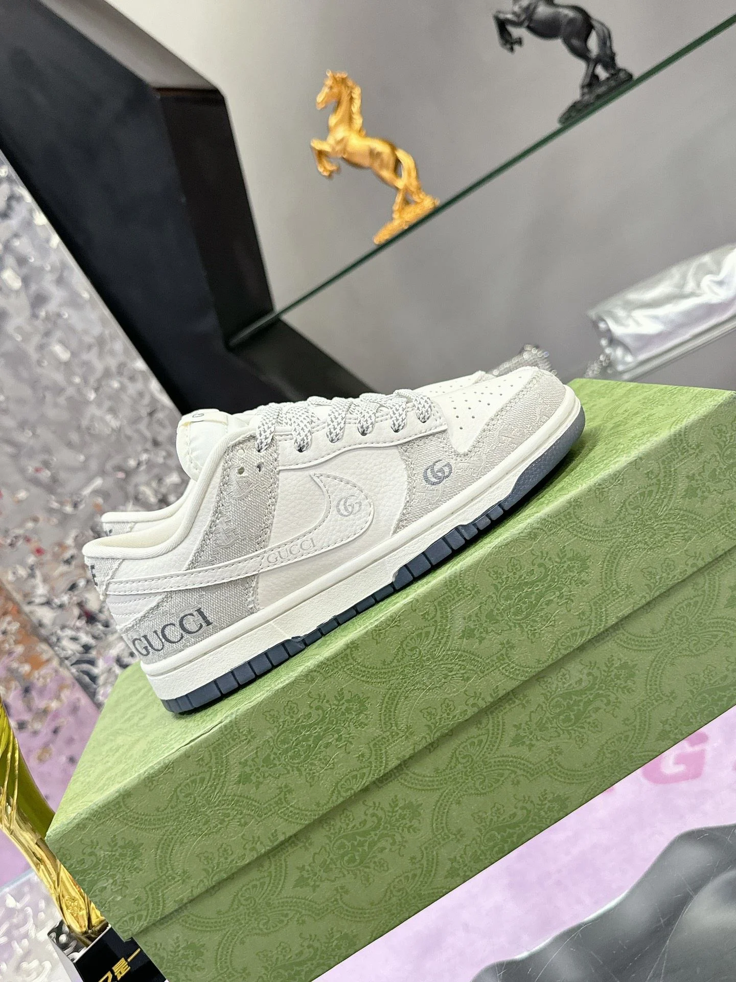 Gucci Low Shoes Bright 24604