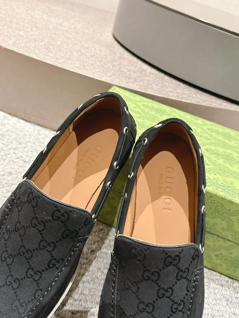 Trendsetting Gucci Low Shoes 25105