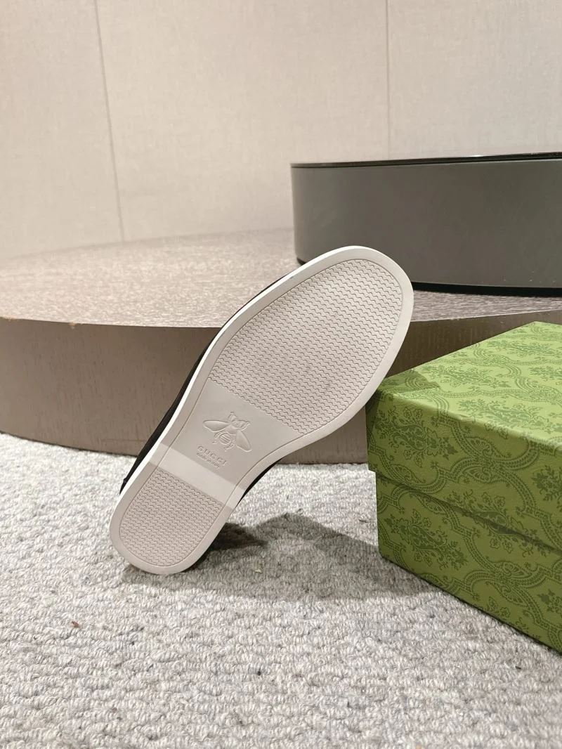 Trendsetting Gucci Low Shoes 25105