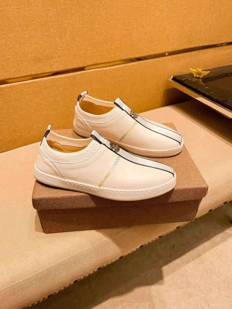 Versatile Gucci Low Shoes 25538
