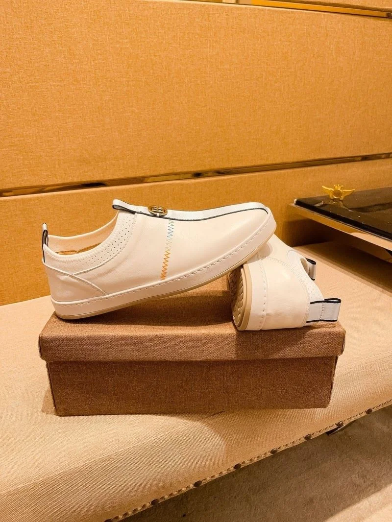 Versatile Gucci Low Shoes 25538