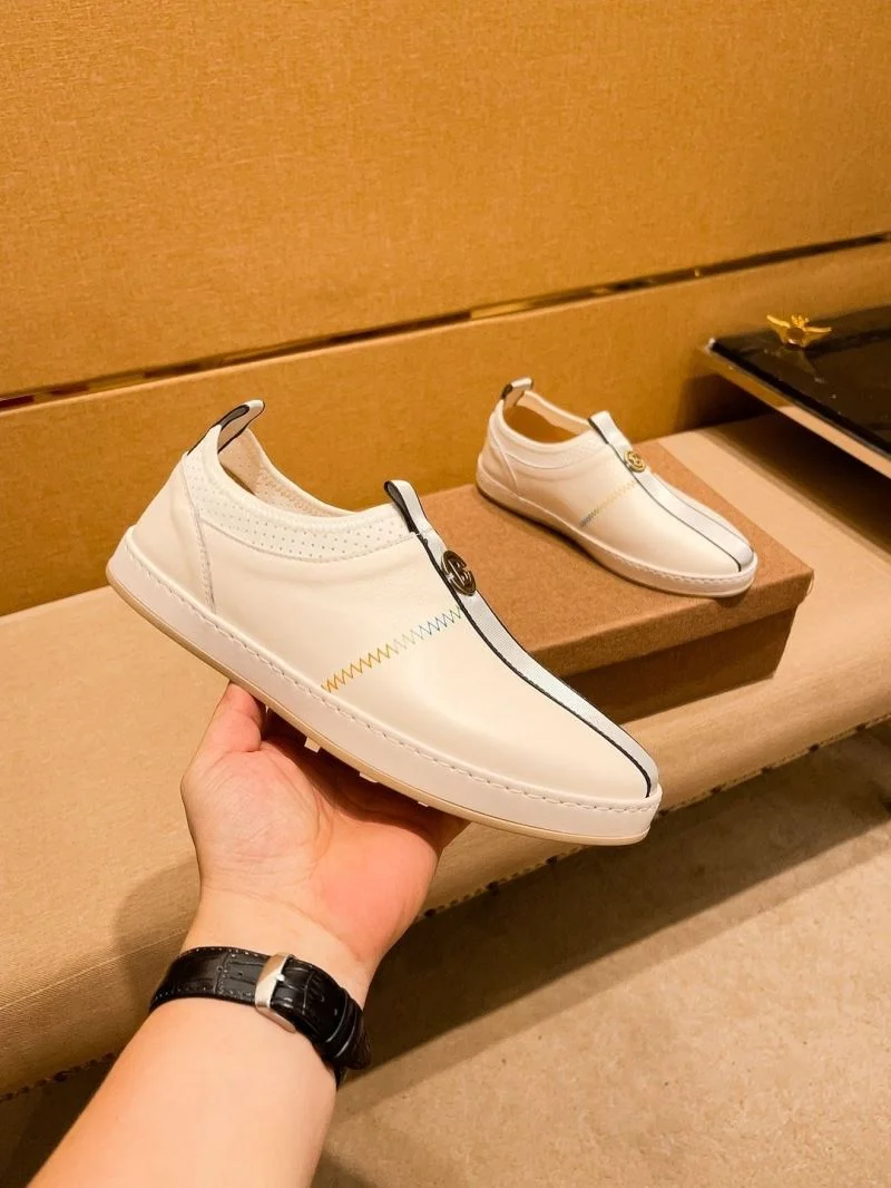 Versatile Gucci Low Shoes 25538